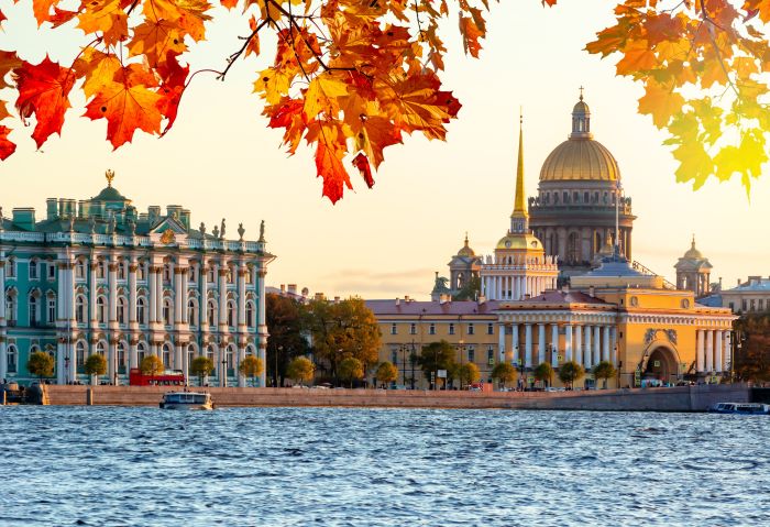 Sonbaharda St. Petersburg’da Masalsı Kanal Turları